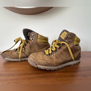 North face hiking boots -size 9